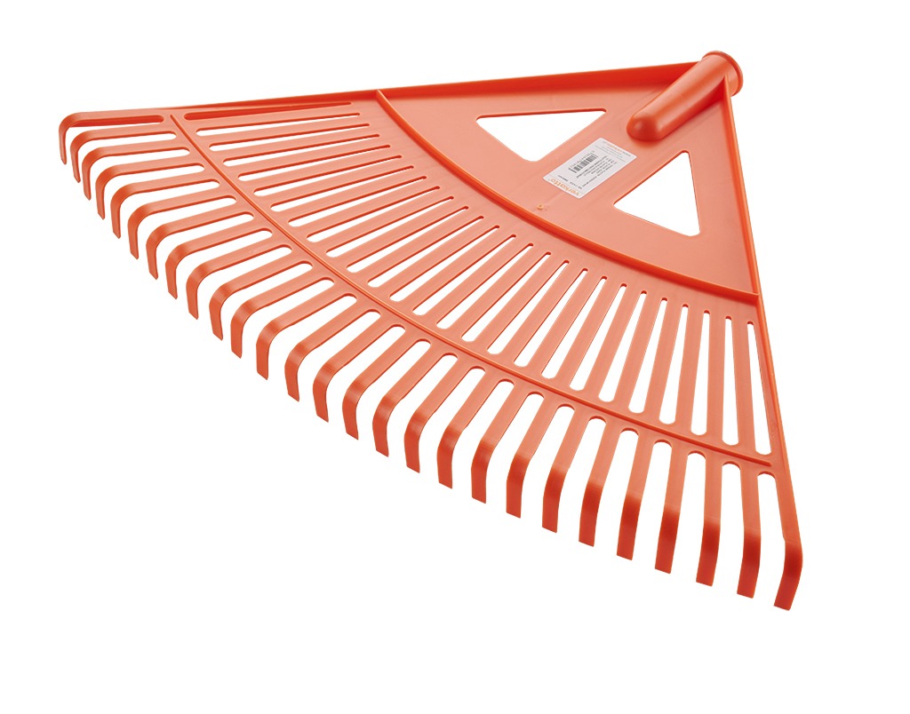 Pomarańczowe, plastikowe grabie wachlarzowe z zaokrąglonymi zębami, widoczna etykieta producenta.