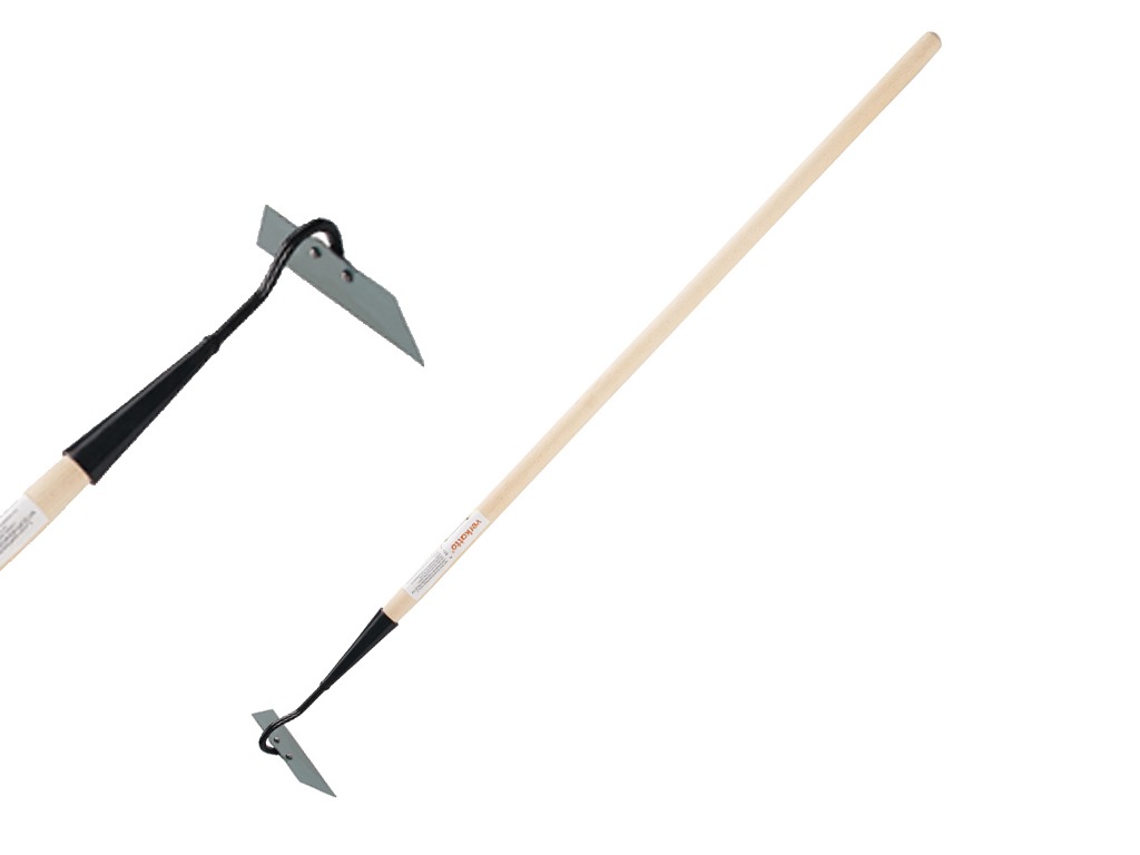 Nowe motyka z długim, jasnym drewnianym trzonkiem i szarą, metalową głowicą z czarnym łącznikiem, na białym tle, widoczna etykieta producenta.