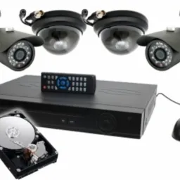 Zestaw do monitoringu: cztery kamery (dwie kopułkowe, dwie tubowe), rejestrator DVR z dyskiem twardym oraz pilot i myszka.