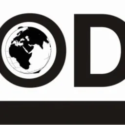 Czarno-białe logo firmy geodezyjnej z sylwetką geodety pracującego z niwelatorem i napisem 'GEODEZJA' z globusem w miejscu litery 'O'.