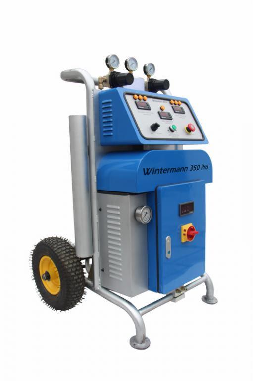 Profesjonalna maszyna natryskowa Wintermann 350 Pro do aplikacji izolacji, z manometrami i panelem sterowania, na kółkach z żółtymi felgami, na białym tle.