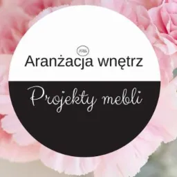 Logo firmy z napisem Aranżacja wnętrz i Projekty mebli na tle rozmytych różowych goździków.