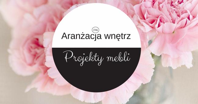 Logo firmy z napisem Aranżacja wnętrz i Projekty mebli na tle rozmytych różowych goździków.