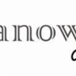 Logo firmy Janowiec Design z czerwoną literą J w szarym rombie i napisem w kolorze szarym i czarnym.