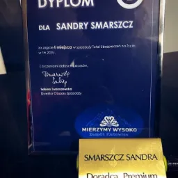 Dyplom dla Sandry Smarszcz za pierwsze miejsce w sprzedaży ubezpieczeń na życie w PZU, wraz z jej złotą plakietką 'Doradca Premium'.