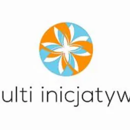 Logo firmy z abstrakcyjnym kwiatem w kolorach pomarańczowym i błękitnym oraz napisem 'multi inicjatywa' poniżej.
