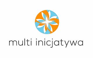 Logo firmy z abstrakcyjnym kwiatem w kolorach pomarańczowym i błękitnym oraz napisem 'multi inicjatywa' poniżej.