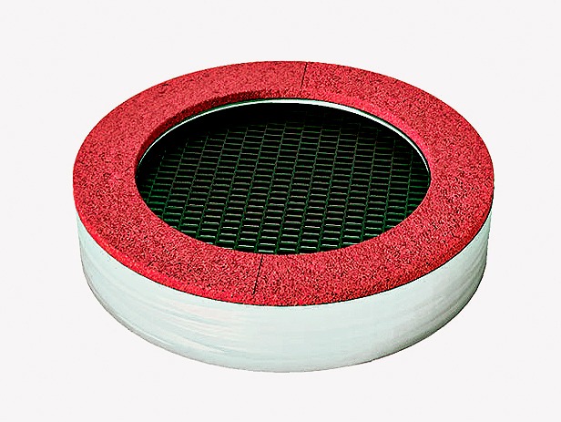 Okrągła piaskownica z czerwonym, miękkim obrzeżem i zielonym dnem z kratki, na białym tle.