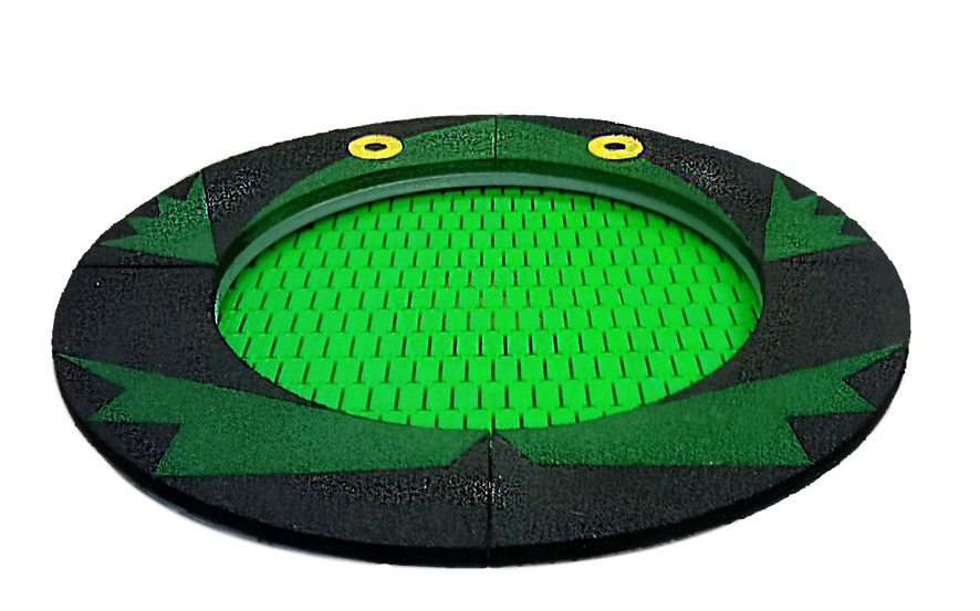 Okrągły element placu zabaw z zieloną, perforowaną powierzchnią do skakania, otoczony czarno-zieloną gumową obręczą z motywem kraba.