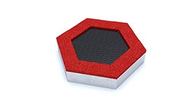 Sześciokątny trampolinowy element do placu zabaw z czerwoną obwódką i srebrną podstawą, na białym tle.