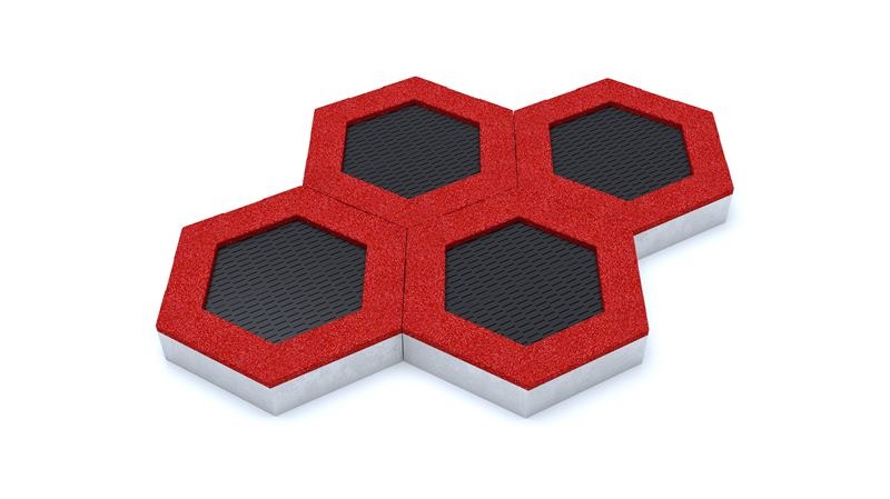 Modułowa nawierzchnia z czterech sześciokątnych elementów: czerwona obudowa z szarego betonu, czarne wypełnienie z perforowanego tworzywa.