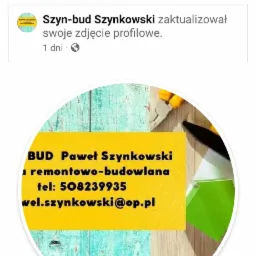 Żółta wizytówka firmy remontowo-budowlanej BUD Paweł Szynkowski, leżąca na tle turkusowych desek, obok której widoczne są narzędzia - kombinerki i zielony element, prawdopodobnie próbka farby.