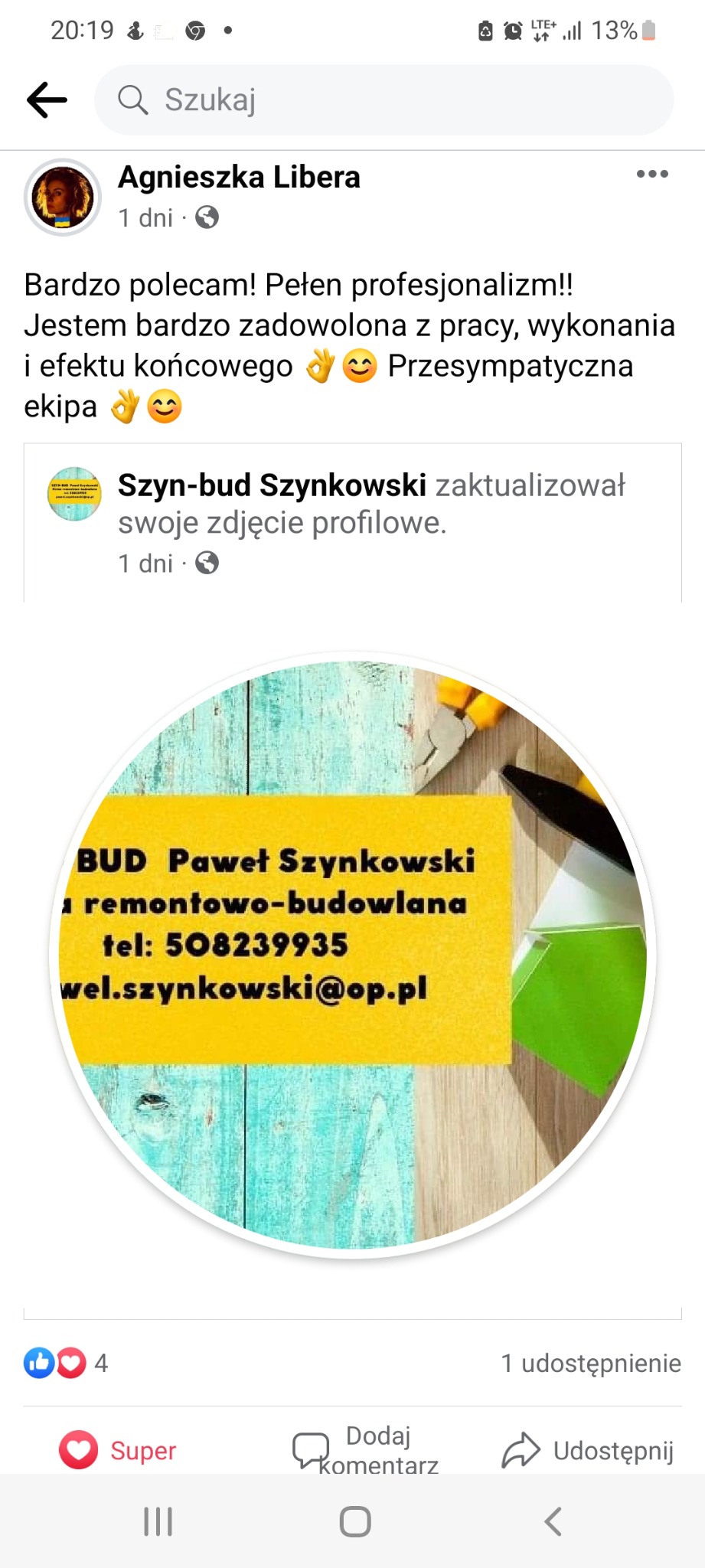Żółta wizytówka firmy remontowo-budowlanej BUD Paweł Szynkowski, leżąca na tle turkusowych desek, obok której widoczne są narzędzia - kombinerki i zielony element, prawdopodobnie próbka farby.