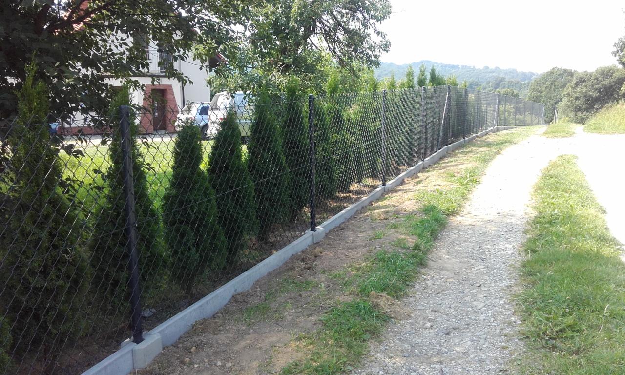 Ogrodzenie z siatki z podmurówką