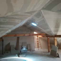 Kolejne wyzwanie trapezowego sufitu z podwójnym poszpachlowaniem łączeń i świetlikiem dachowym.