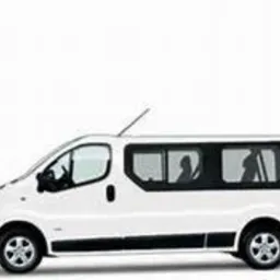 Biały, długi bus Opel Vivaro z przyciemnianymi szybami, widok z boku na jasnym tle.