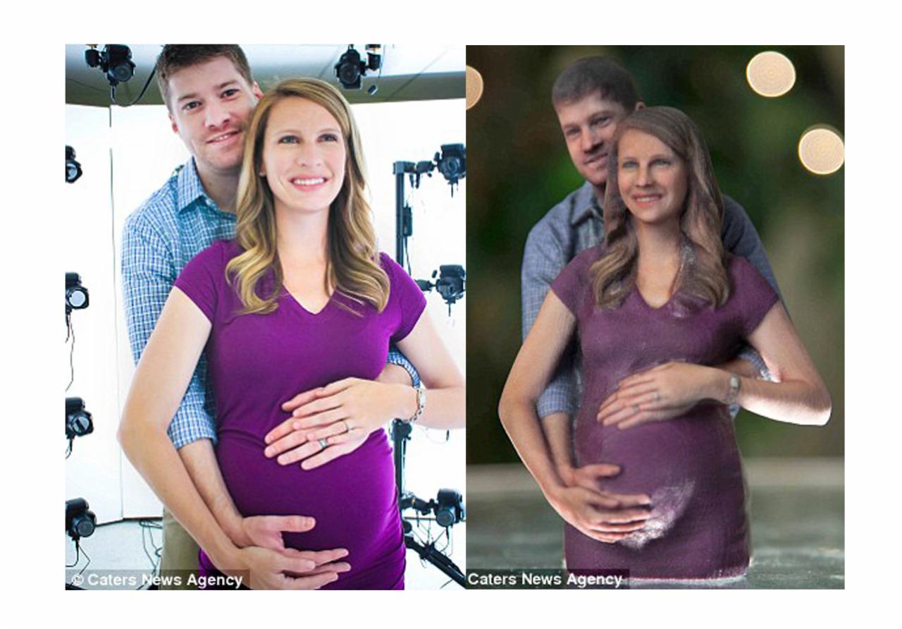 Przyszła mama w fioletowej sukience pozuje z partnerem w studio z licznymi kamerami, obok prezentacja trójwymiarowej figurki pary.