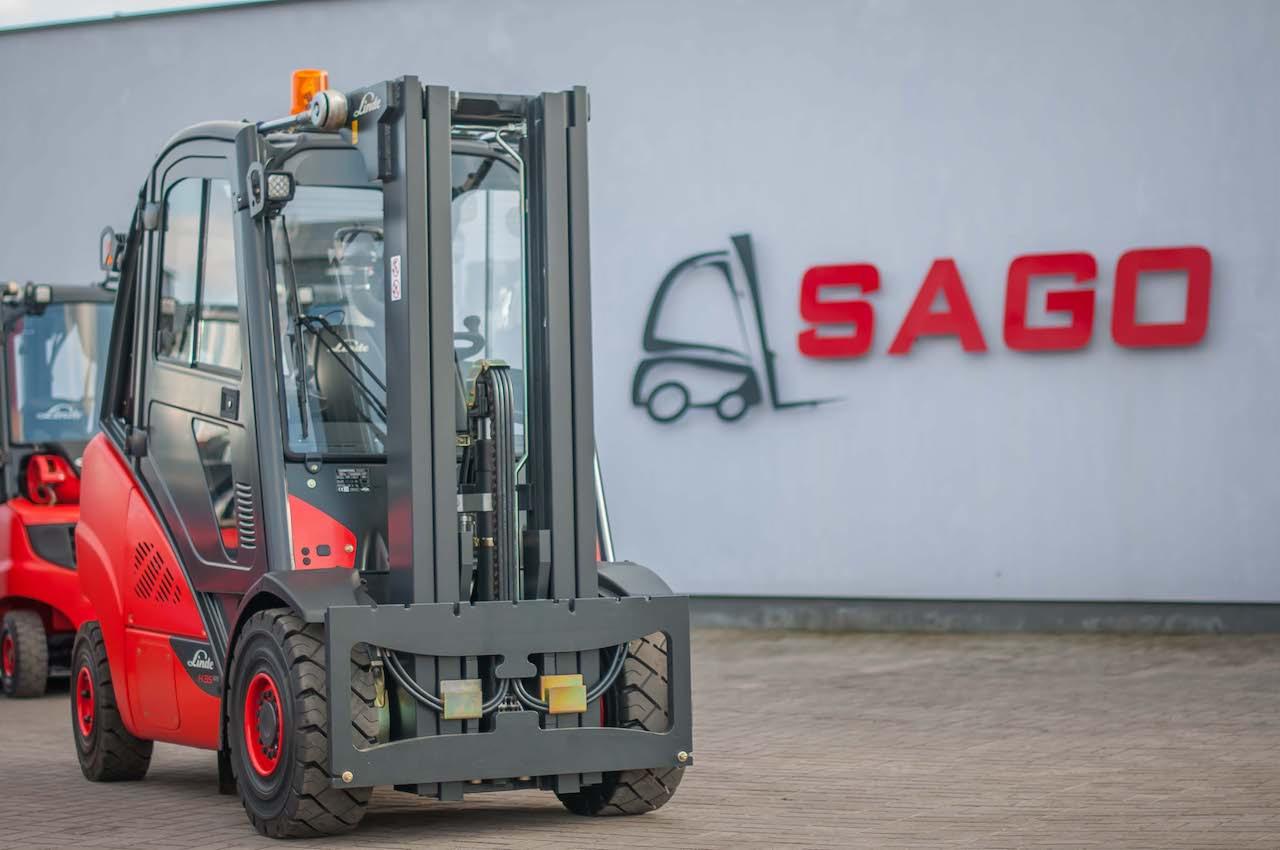 Nowy, czerwono-czarny wózek widłowy marki Linde, widziany od tyłu, z logo SAGO w tle.