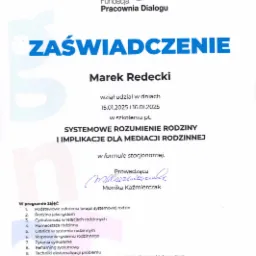 Skan zaświadczenia o udziale w szkoleniu 'Systemowe rozumienie rodziny i implikacje dla mediacji rodzinnej' wystawionego przez Fundację Pracownia Dialogu dla Marka Redeckiego, z podpisem...