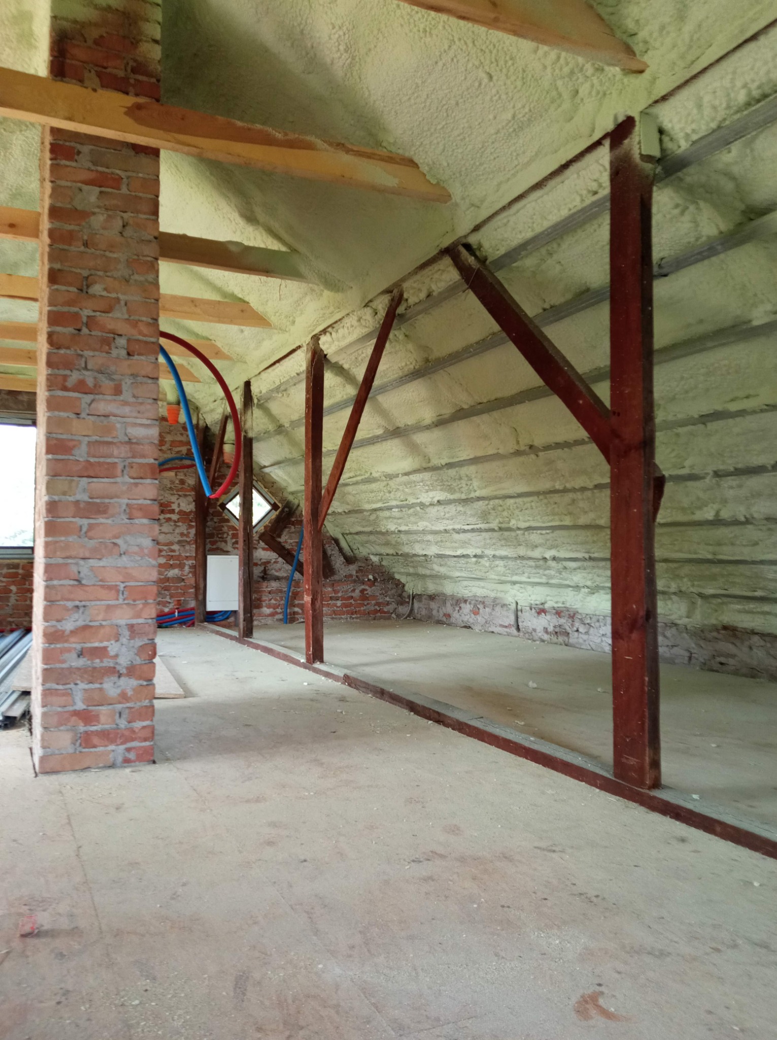 Ocieplenie dachu pianą PUR