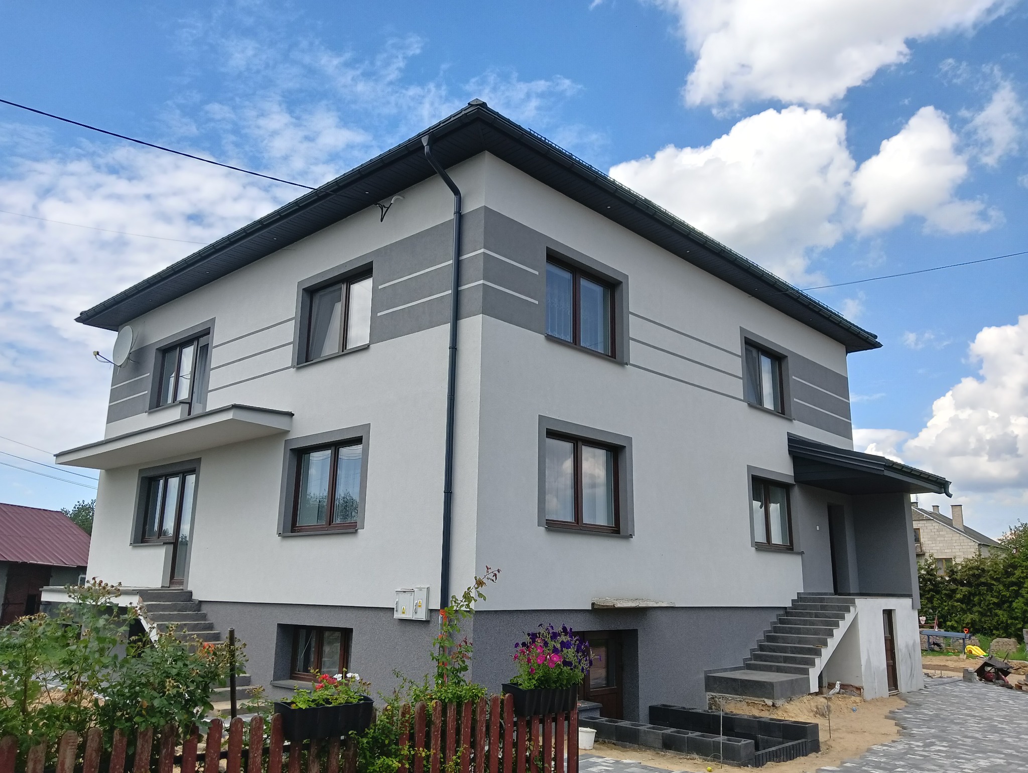 Po termomodernizacji - nowe okna, dach, elewacja