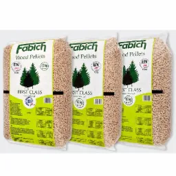 Trzy worki pelletu drzewnego Fabich First Class 15 kg, z certyfikatem ENplus i logo firmy, ustawione obok siebie na jasnym tle.