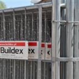 PHU Buildex Krzysztof Puczko - Szereg tymczasowych ogrodzeń panelowych z logo Buildex na każdym panelu, widoczne z bliska, z elementami konstrukcyjnymi i złączami na pierwszym planie.