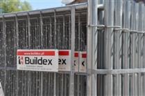 Szereg tymczasowych ogrodzeń panelowych z logo Buildex na każdym panelu, widoczne z bliska, z elementami konstrukcyjnymi i złączami na pierwszym planie.