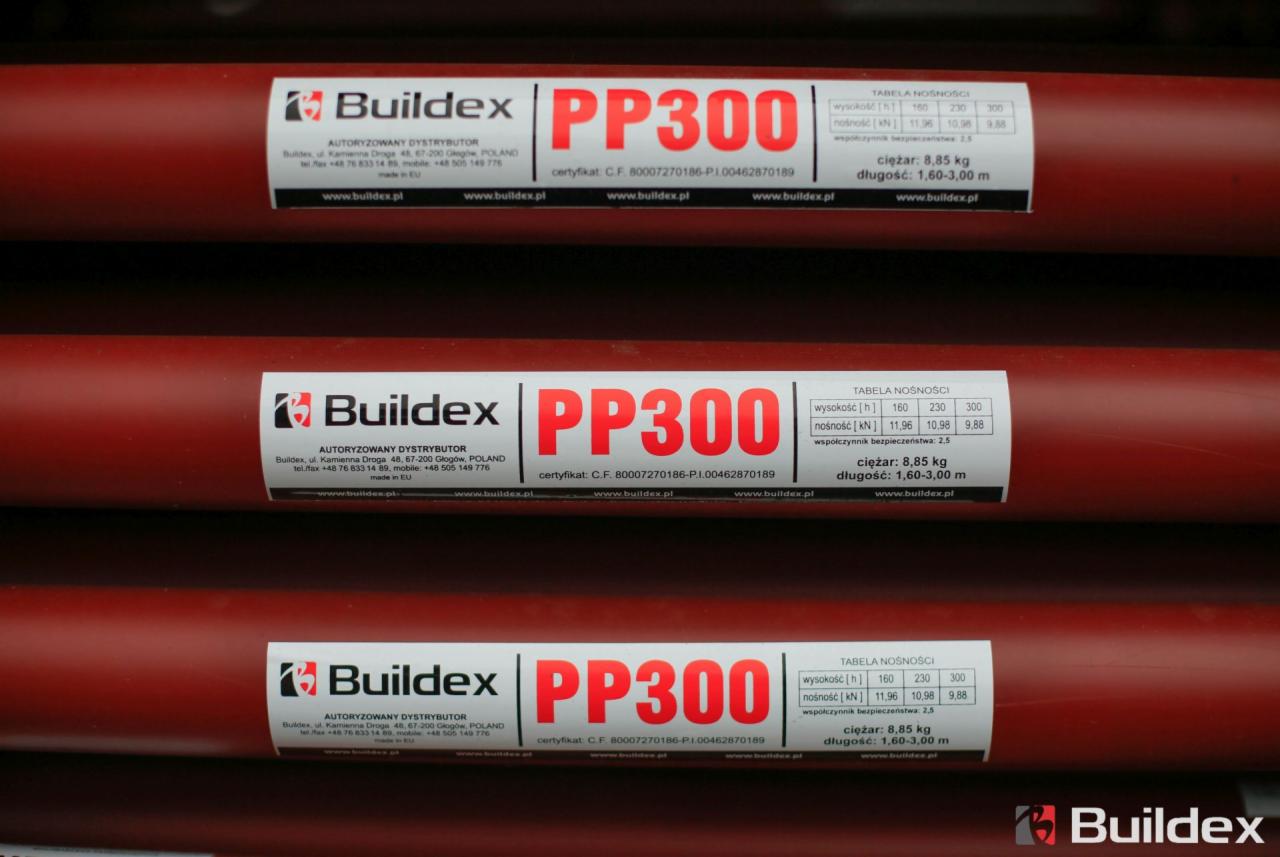 Czerwone stemple budowlane Buildex PP300 ułożone jeden na drugim, widoczne etykiety z danymi technicznymi i certyfikatami.