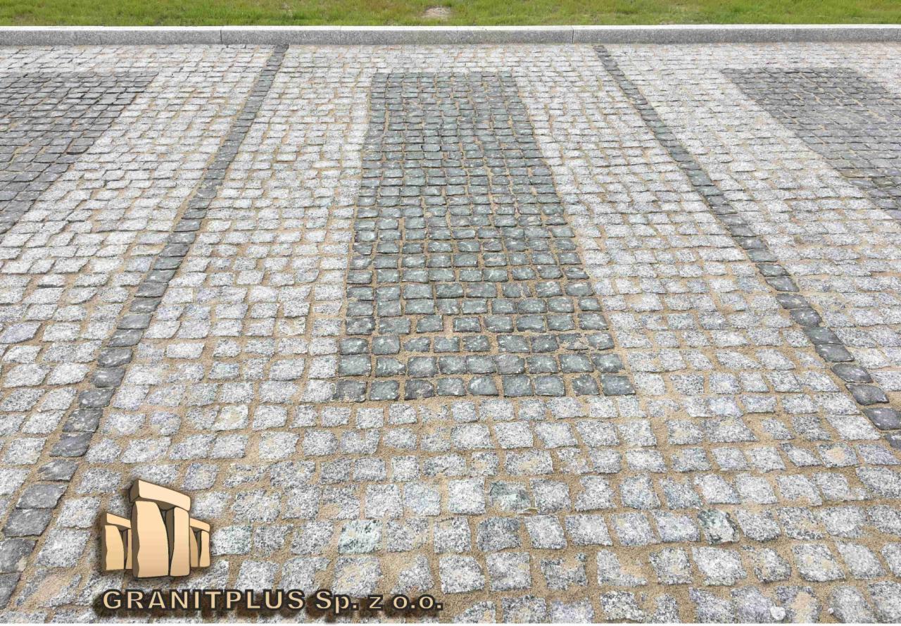 Nawierzchnia z jasnoszarej kostki, z ciemniejszymi pasami i prostokątami oraz logo firmy w rogu