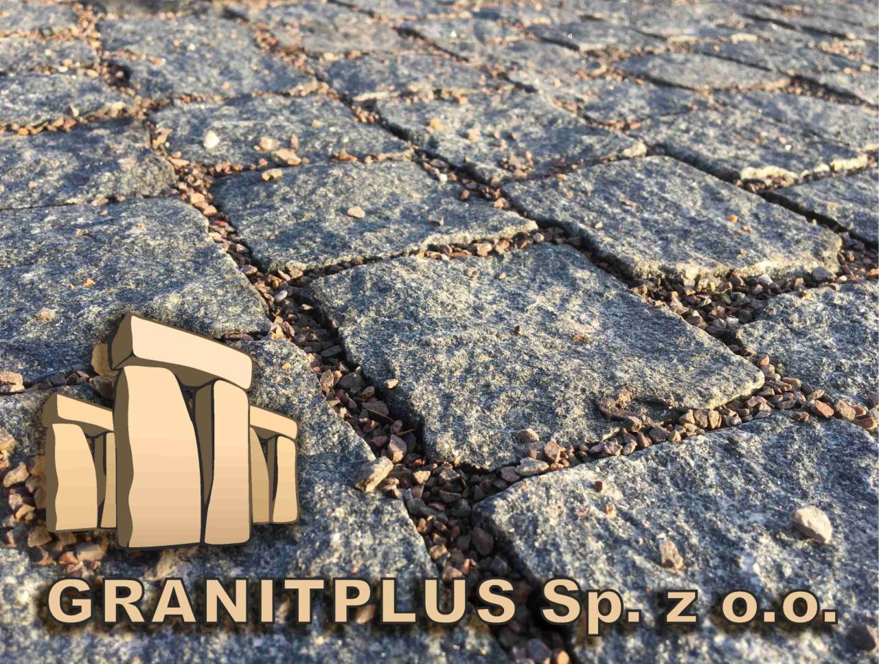 Nawierzchnia ułożona z szarej kostki z widocznym logo firmy Granitplus Sp. z o.o.