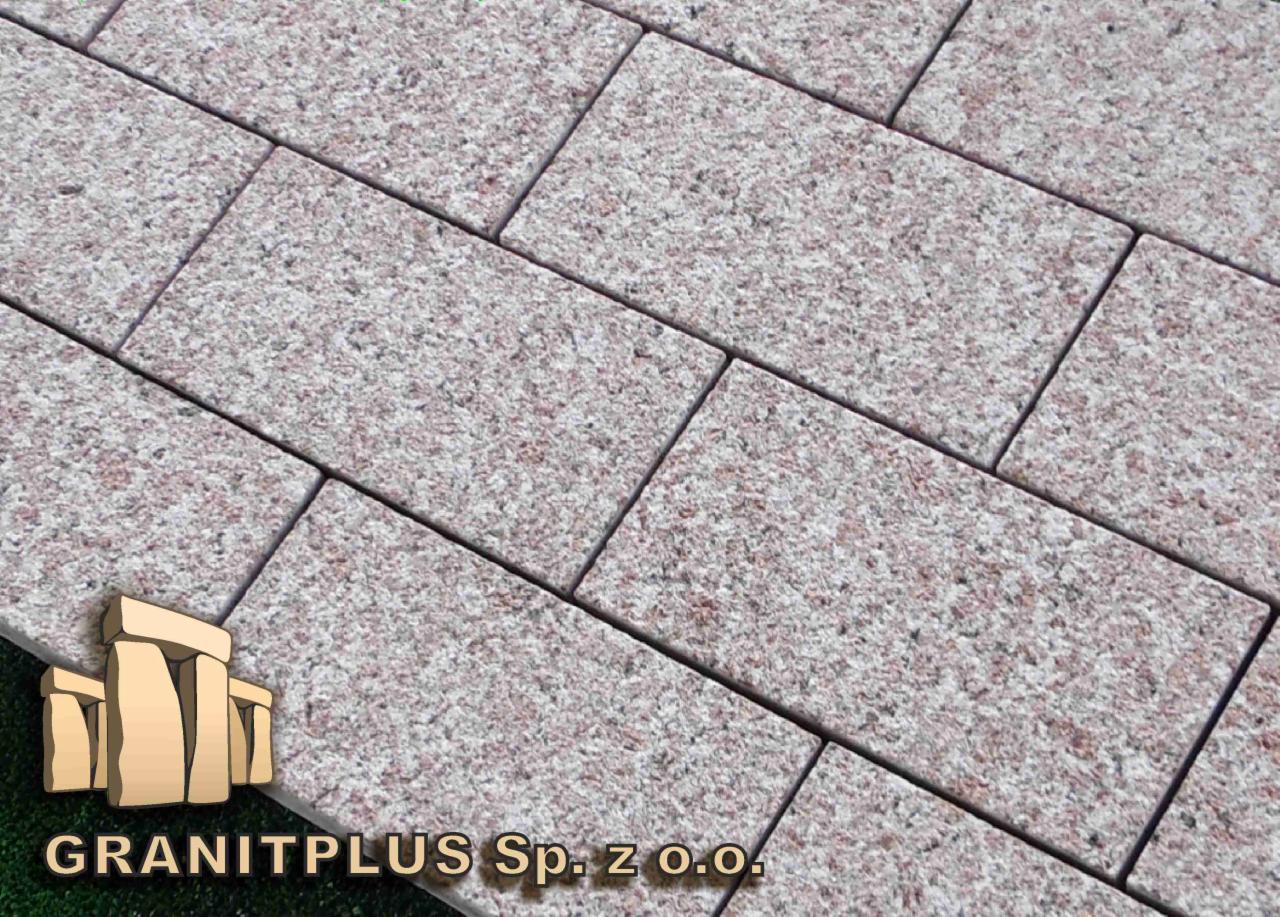 Jasnoróżowa nawierzchnia ułożona z prostokątnych elementów, w lewym dolnym rogu logo firmy Granitplus Sp. z o.o.