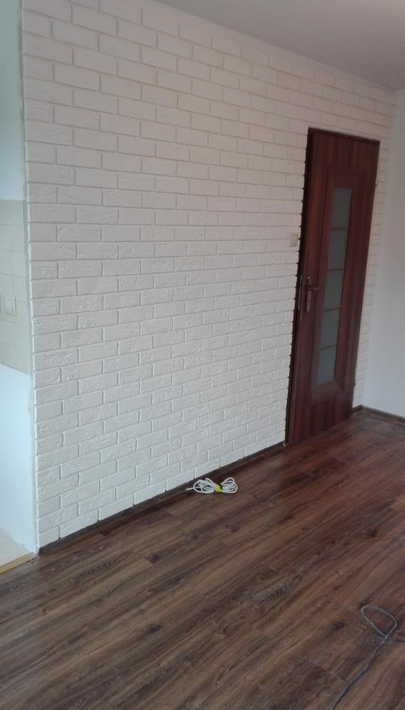 cegielki gipsowe na scianie