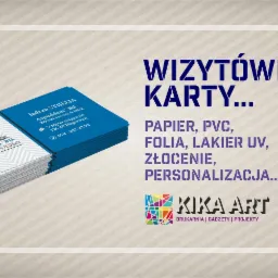Stos niebieskich wizytówek z logo firmy Aspuddens Bil Biltvätt Service & Däck, na beżowym tle z tekstem o materiałach i procesach druku.