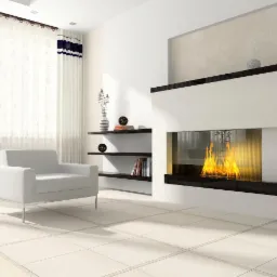 Nowoczesny salon z białym fotelem i kominkiem z płomieniami, drewno ułożone obok paleniska, jasne płytki podłogowe z delikatnym wzorem, minimalistyczne półki z dekoracjami w tle.