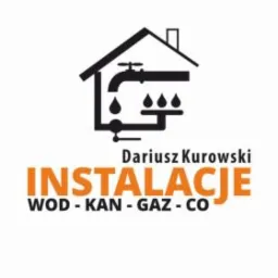 Logo firmy Dariusza Kurowskiego: Instalacje WOD-KAN-GAZ-CO, z symbolem kranu i domu. Czarny rysunek instalacji nad pomarańczowym napisem.