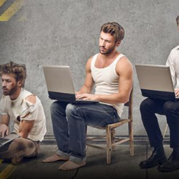 PcFix - Ogólnopolski Serwis Komputerów i Laptopów - Naprawy 24h Otwock - Ewolucja użytkownika komputera: od zaniedbanego do eleganckiego biznesmena, wszyscy pracujący na laptopach na tle szarej ściany, z widocznym logo serwisu komputerowego PcFix.