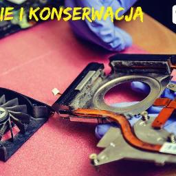 PcFix - Ogólnopolski Serwis Komputerów i Laptopów - Naprawy 24h Otwock - Czyszczenie i konserwacja podzespołów komputera, widoczny wentylator, radiator oraz płyta główna na różowym podłożu, ręce w niebieskich rękawiczkach serwisanta, logo firmy PcFix24h w prawym górnym...