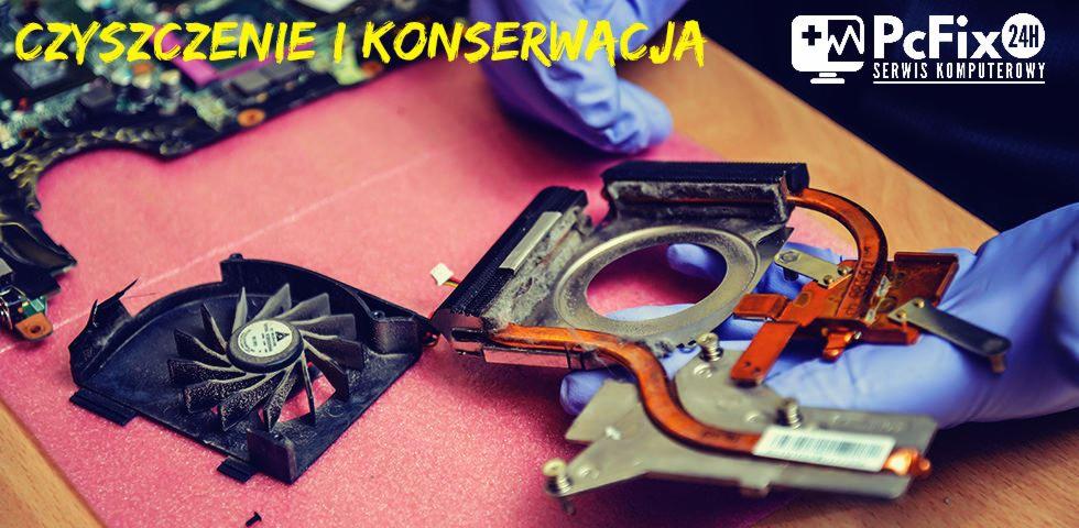Czyszczenie i konserwacja podzespołów komputera, widoczny wentylator, radiator oraz płyta główna na różowym podłożu, ręce w niebieskich rękawiczkach serwisanta, logo firmy PcFix24h w prawym górnym...