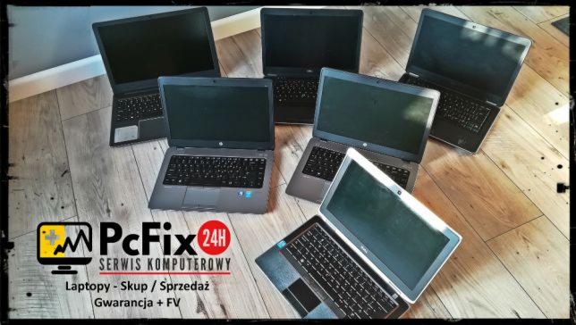 Sześć otwartych laptopów różnych marek, ułożonych na drewnianej podłodze, z widocznym logo serwisu komputerowego PcFix 24H w dolnej części kadru.