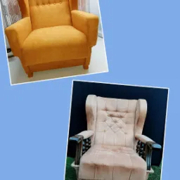 Kompozycja dwóch foteli typu uszak: jeden w odcieniach musztardowych z trzema guzikami na oparciu, ustawiony w pomieszczeniu z delikatną zasłoną, drugi w kolorze beżowym z pikowanym oparciem...