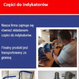 Człowiek montuje części do indykatorów za pomocą wkrętarki, na stole leżą gotowe elementy i narzędzia, w tle widoczne pudełko kartonowe, poniżej zbliżenie na metalowe i plastikowe elementy...