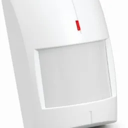 Biały czujnik ruchu PIR z czerwoną diodą sygnalizacyjną, widoczny z bliska na białym tle.