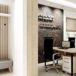 Nowoczesne biuro z drewnianymi biurkami, czarnymi krzesłami i ścianą z dekoracyjnym betonem, logo firmy 'Krzak Transport' na ścianie, widok na okno z żaluzjami.