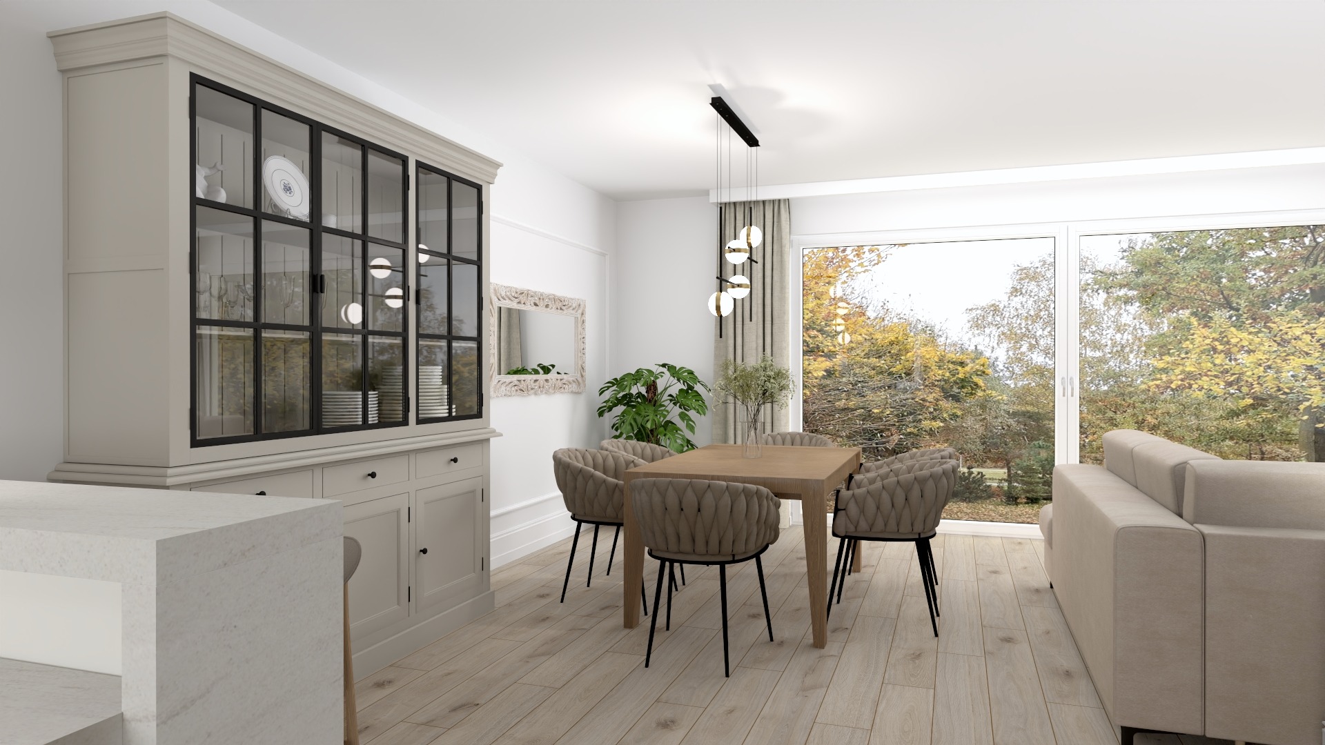 Jasna jadalnia z drewnianym stołem, krzesłami z plecionym oparciem, przeszkloną witryną i widokiem na jesienny ogród przez panoramiczne okno.