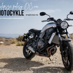 Szary motocykl Yamaha XSR700 na szutrowej drodze z widokiem na góry w tle, z tekstem reklamowym u góry zdjęcia.