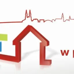 Grafika z sylwetką miasta, stylizowanym domem i hasłem 'Inwestuj w przyszłość', z elementami w kolorach czerwonym, niebieskim i zielonym.