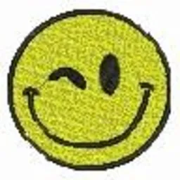 Uśmiechnięta buźka z przymkniętym okiem, wykonana techniką haftu na żółtym materiale.