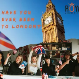 Grupa uśmiechniętych osób siedzi za stołem z brytyjskimi i amerykańskimi flagami oraz podręcznikami do nauki języka angielskiego, w tle Big Ben i napis 'Have you ever been to London?' oraz logo...