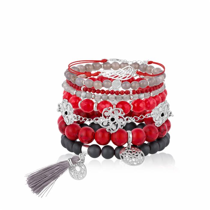 Zestaw ręcznie robionych bransoletek z czerwonych, szarych i czarnych koralików, ozdobionych srebrnymi zawieszkami i szarym chwostem, ułożonych na białym tle z delikatnym odbiciem.